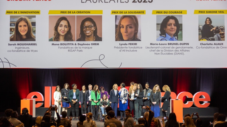 Photo de groupe des lauréates du Trophée Elles de France sur la scène de la remise du prix